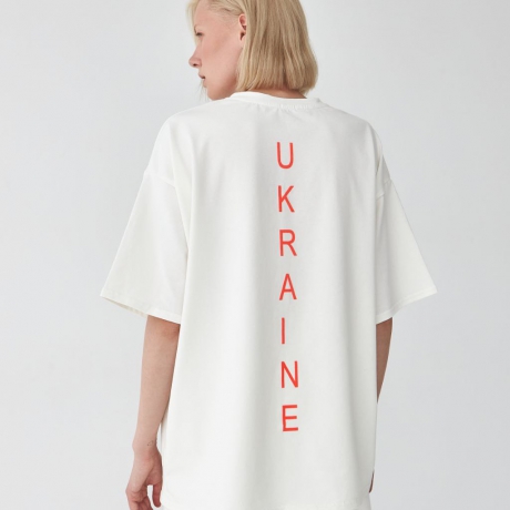 футболка оверсайз білого  кольору з написом UKRAINE